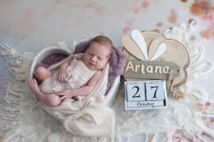 Neugeborenes mit Name und Geburtsdatum in Herzschale