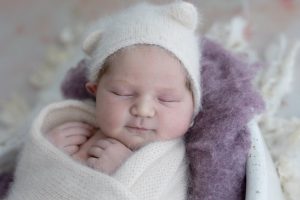 Baby mit Bären Haube in weiß lila