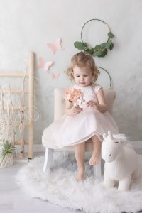 kleines Mädchen Einhorn Blütenkranz Schmetterlinge
