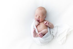 Neugeborenes Baby in Tuch weiß