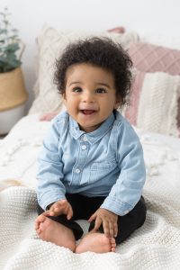 kleiner Junge auf Bett Boho