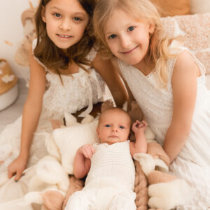zwei Mädchen und neugeborenes Baby beige braun