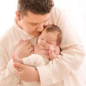 Vater hält Baby am Arm