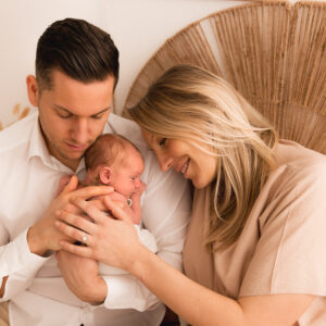 Eltern mit neugeborenem Baby am Arm