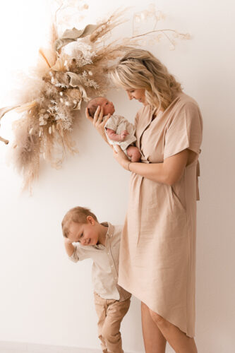 Studio Wien Babyfotos Mutter und ihre Kinder vor Boho Cloud