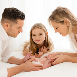 Familie mit neugeborenem Baby Gegenlicht