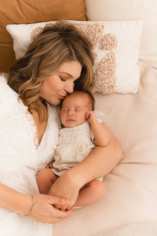 Wien-Fotoshooting-Newborn Eltern halten Baby