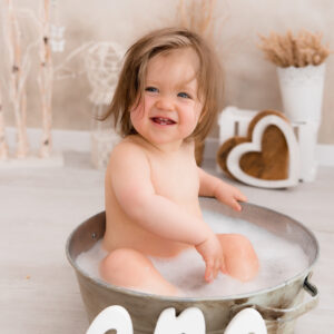 Kleinkind in der Badewanne erster Geburtstag