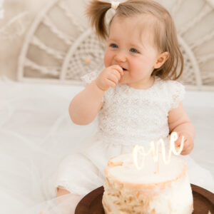 Kind vor Geburtstagstorte Naked Cake