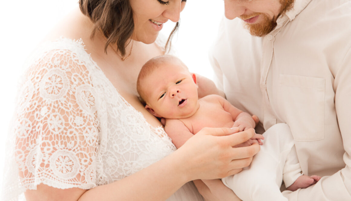 Eltern mit Baby Mutter trägt Bohokleid