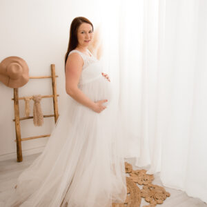 Stilvolle Schwangere in weißem Tüllkleid