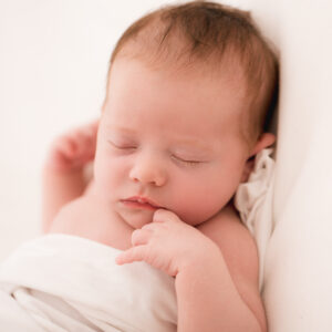 schlafendes Baby mit weißer Decke