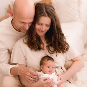 Eltern mit Baby beige hell bright airy