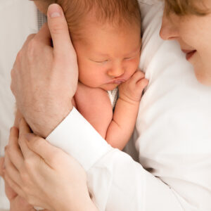 Neugeborenes am Arm der Eltern Detailaufnahme