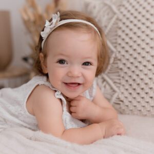 kleines Mädchen mit umwerfendem Lächeln