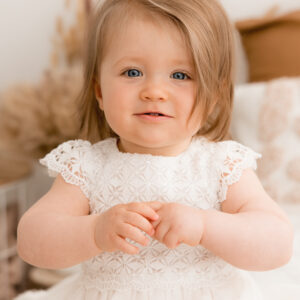 entzückendes, kleines Mädchen in weißem Kleid